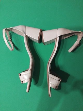 Sandalias Tacón Beige Talla 39 con Hebilla Dorada
