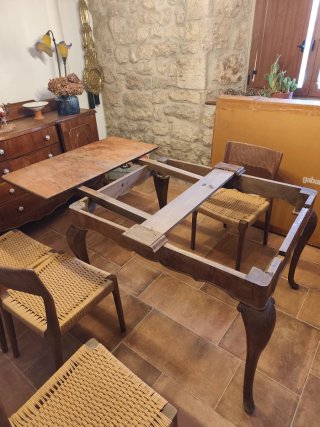 Mesa de comedor antigua de nogal