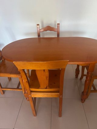 Mesa y sillas de madera