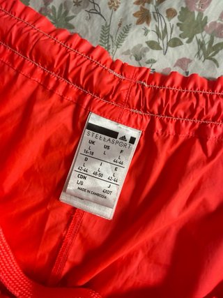 Pantalón corto Adidas by Stella McCartney rojo