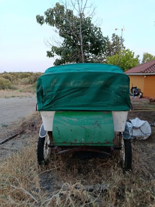 Carro  charret rociero antiguo verde y blanco,