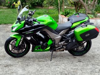 Moto Kawasaki Z1000 SX Negra y Verde