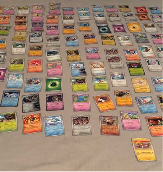 137 cartas de Chispas Fulgurantes + 7 códigos TCG