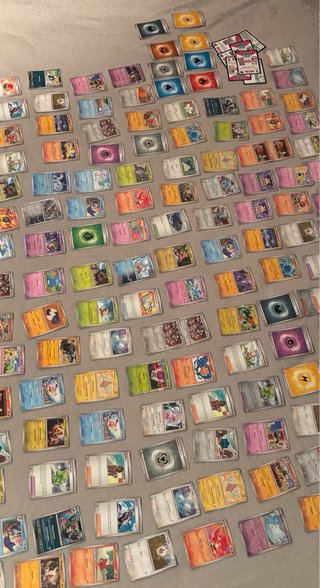 137 cartas de Chispas Fulgurantes + 7 códigos TCG