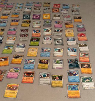 137 cartas de Chispas Fulgurantes + 7 códigos TCG