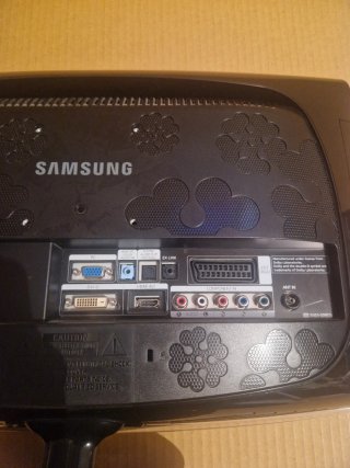 Monitor y televisión Samsung.