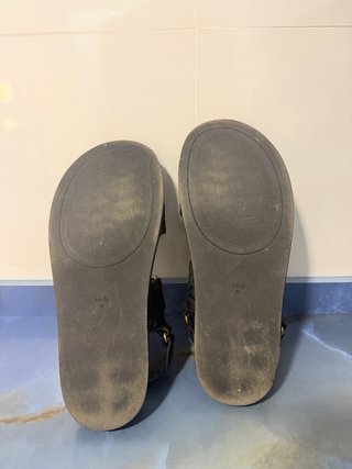 Sandalias negras con detalles dorados