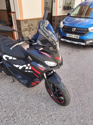 Aprilia SR GT Replica Negra y Roja