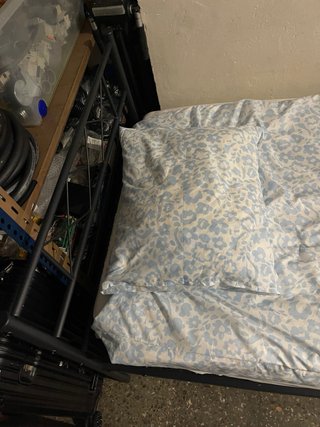 Cama individual con colchón y ropa de cama+2 manta