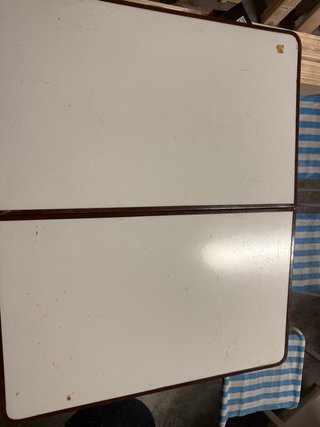 Tavolo portatile Stilac con sedie vintage