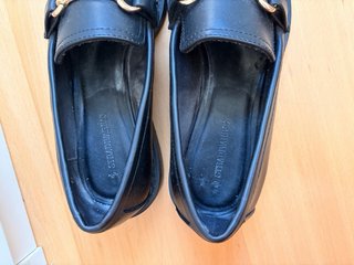 Mocasines negros Stradivarius detalle dorado
