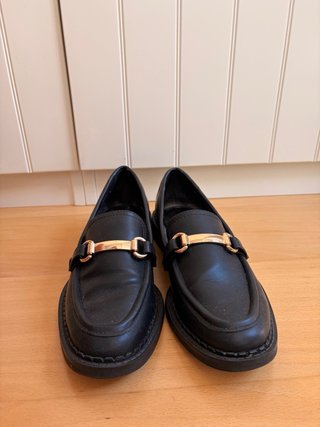 Mocasines negros Stradivarius detalle dorado