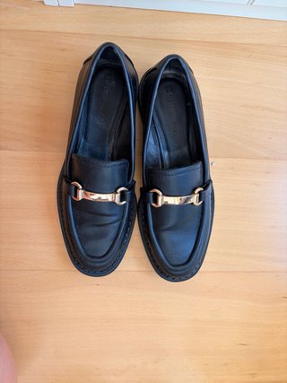 Mocasines negros Stradivarius detalle dorado