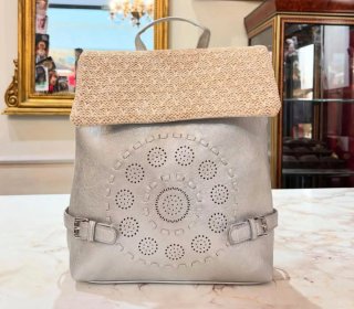 Mochila Beige y Plateada con Diseño