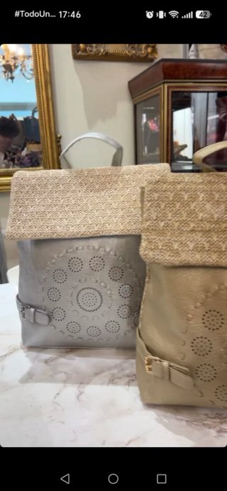 Mochila Beige y Plateada con Diseño