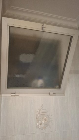 Ventana abatible con marco de aluminio gris