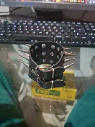 Pulsera cuero con pinchos plateados