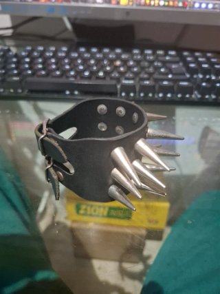 Pulsera cuero con pinchos plateados