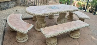 Mesa y bancos de jardín de piedra