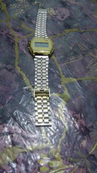 Reloj Casio Dorado y Plateado