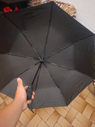 Paraguas negro plegable