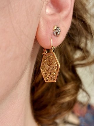 Pendientes dorados hexagonales chapados oro 14K
