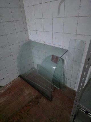 Cristales de vitrina curvos y rectos