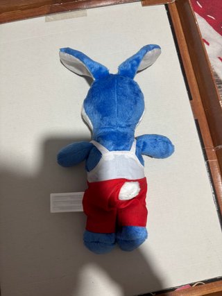 Pupazzo coniglio Kinder blu con salopette rossa