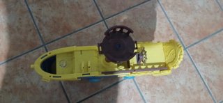 Barco de juguete amarillo y azul