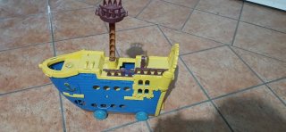 Barco de juguete amarillo y azul