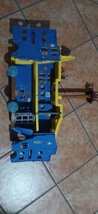 Barco de juguete amarillo y azul