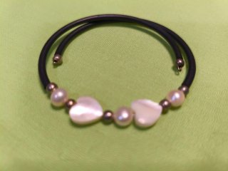 Pulsera de perlas de río y corazones en nácar