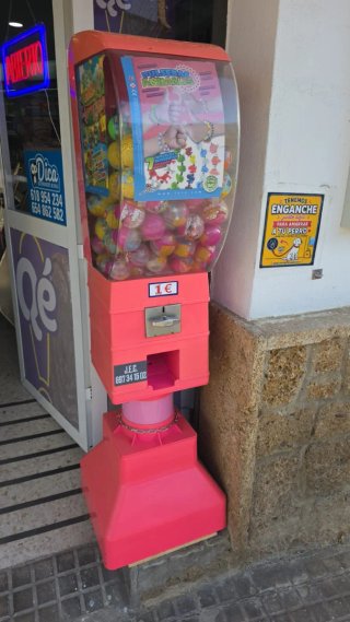 Máquina de bolas y juguetes marca orus