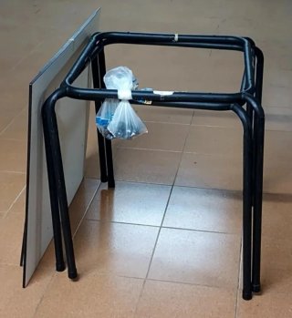 Tavoli Resol Smontabili in Metallo e Legno (a 25€ l'unità)