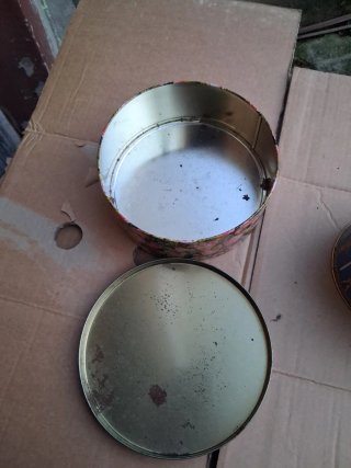 2 scatole in latta decorative 5 euro cadauna