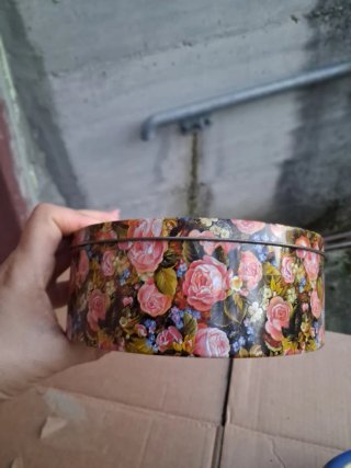 2 scatole in latta decorative 5 euro cadauna