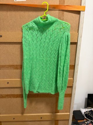 Jersey verde cuello alto calado