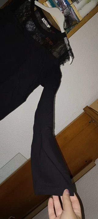 Camiseta negra encaje manga larga