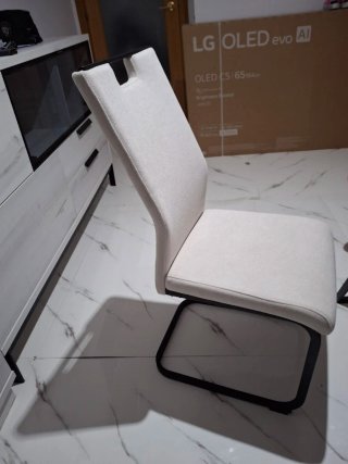 Sillas de comedor beige y negras