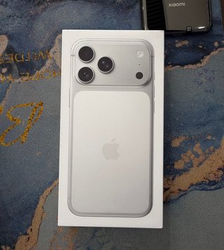 iPhone 17 Pro Prata/Branco