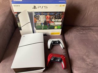 PlayStation 5 con 2 mandos y FC 26, seguro 3 años