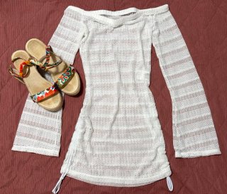 Pareo blanco y sandalias multicolor