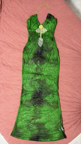 Vestido largo verde con cadena dorada