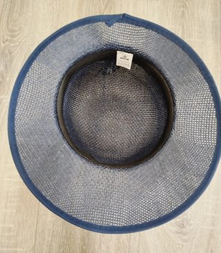 Sombrero azul con cinta a juego