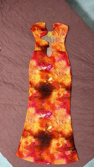 Vestido largo naranja con cadena dorada