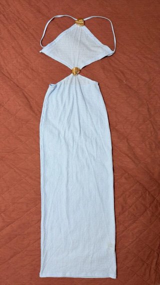 Vestido largo azul con detalles dorados