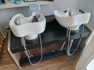 Lavacabezas y 3 sillones peñuqueria