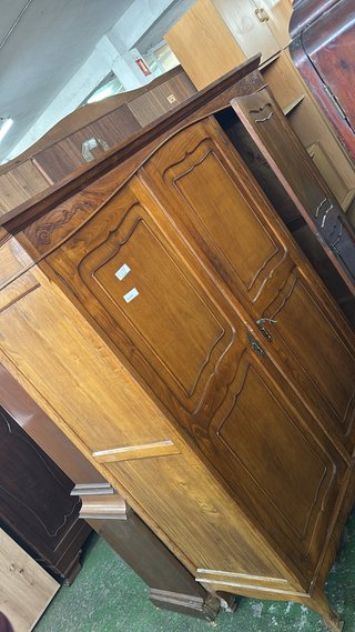 Armario de madera maciza para restaurar