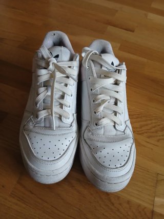 Zapatillas Adidas blancas y rosas