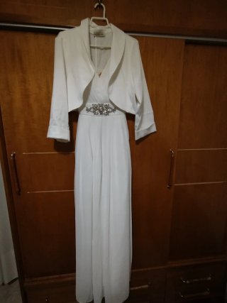 Vestido de novia blanco con chaqueta
